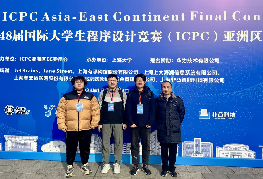 A group photo with my Minming Fan Club teammates at the ICPC contest